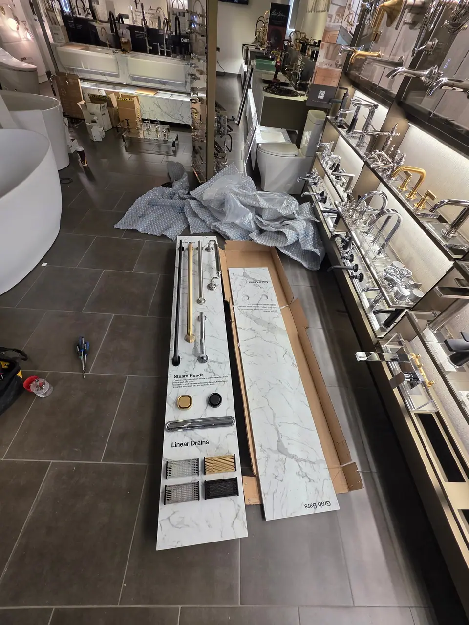 Showroom photo 10 of 153