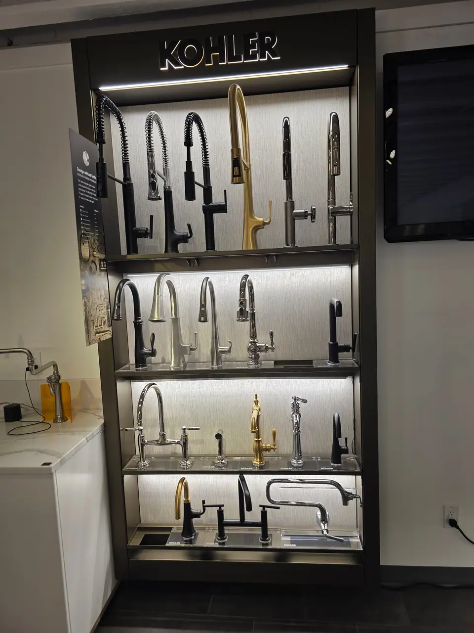 Showroom photo 23 of 153
