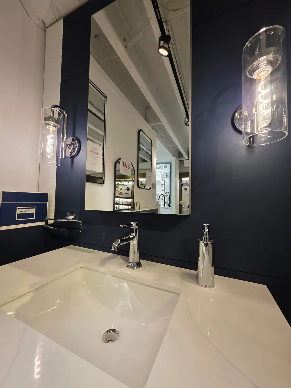 Showroom photo 32 of 153
