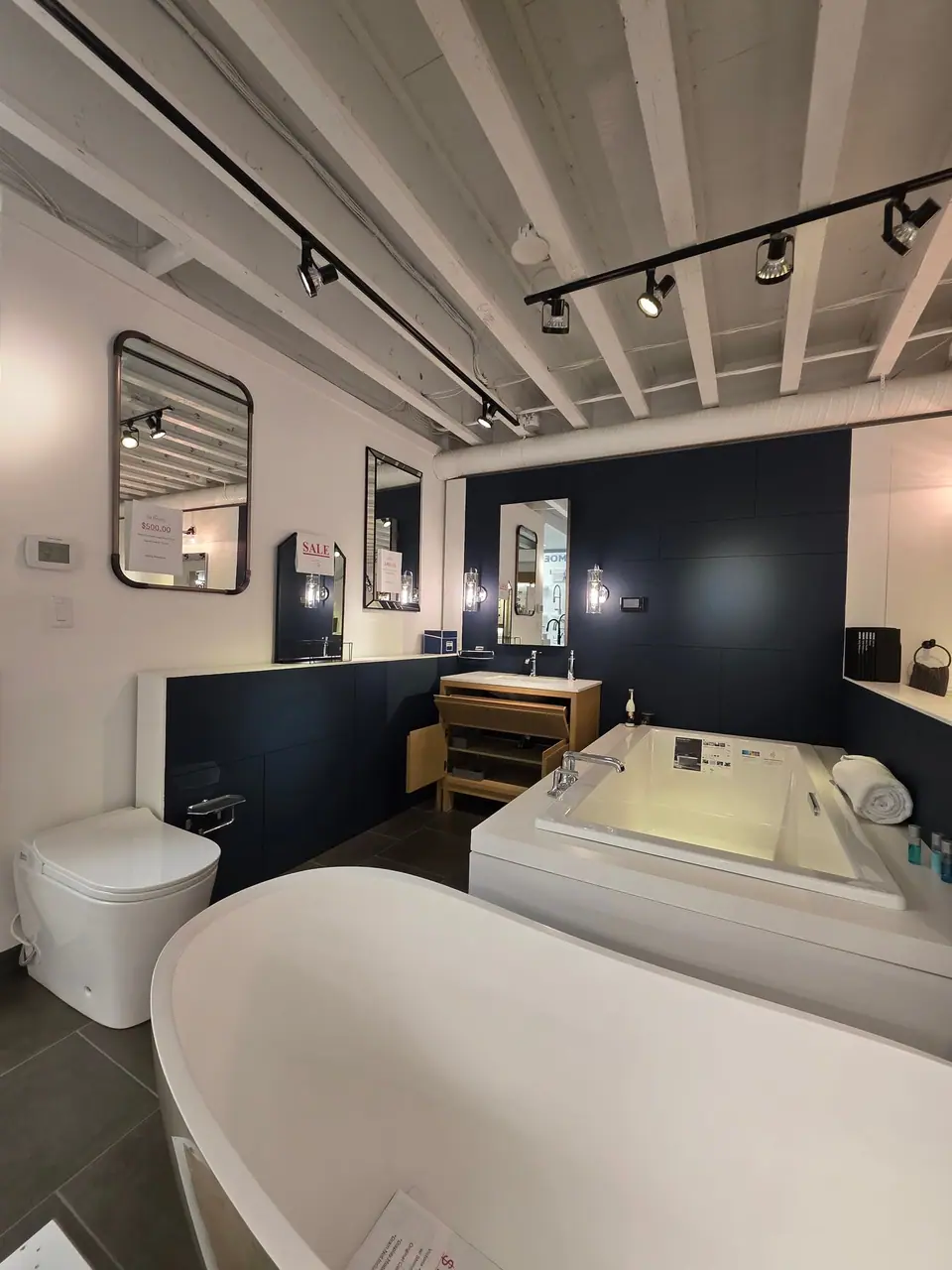 Showroom photo 34 of 153