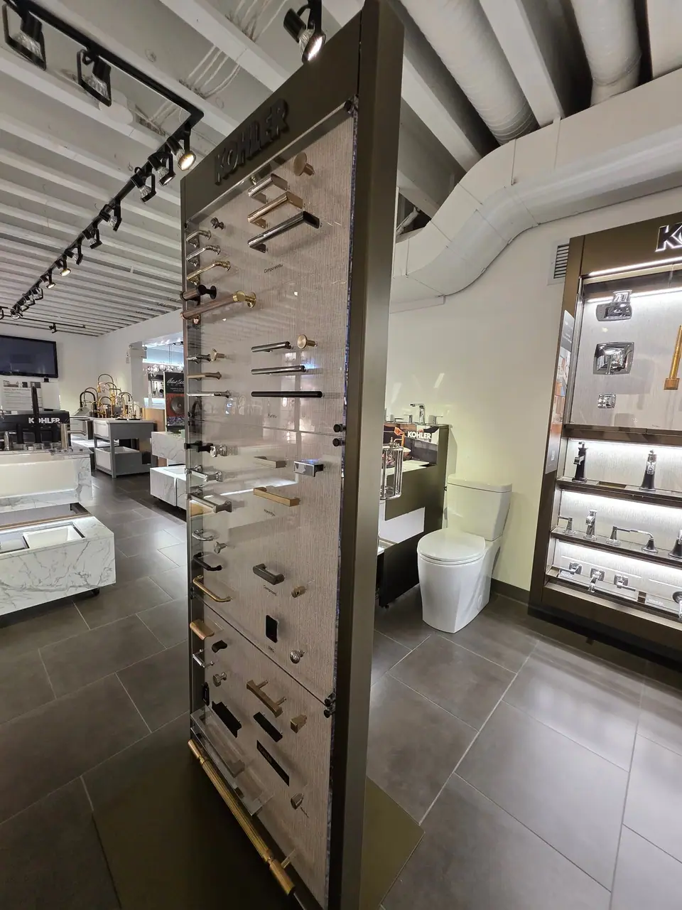 Showroom photo 75 of 153