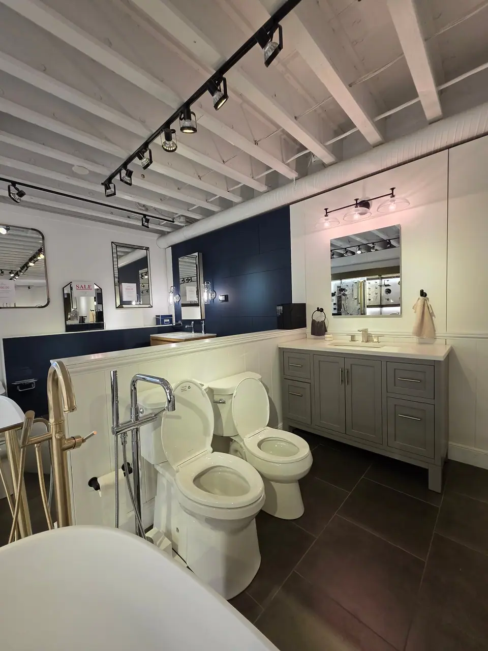 Showroom photo 80 of 153