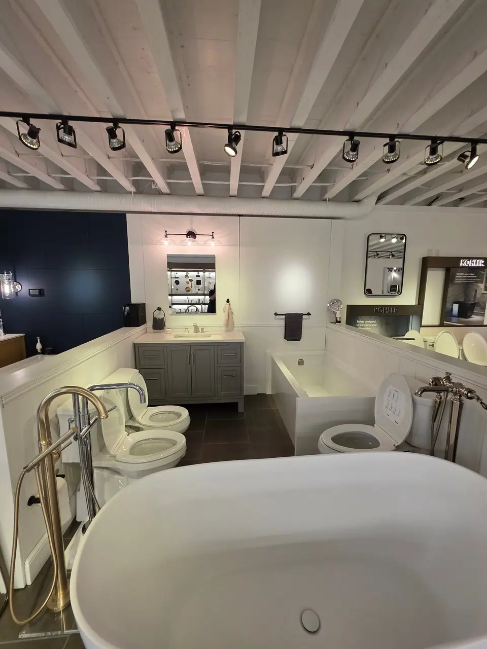 Showroom photo 82 of 153