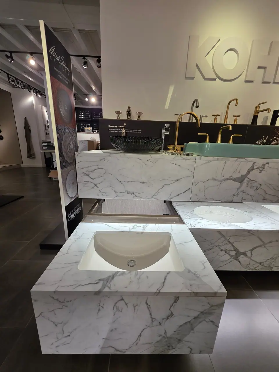 Showroom photo 92 of 153