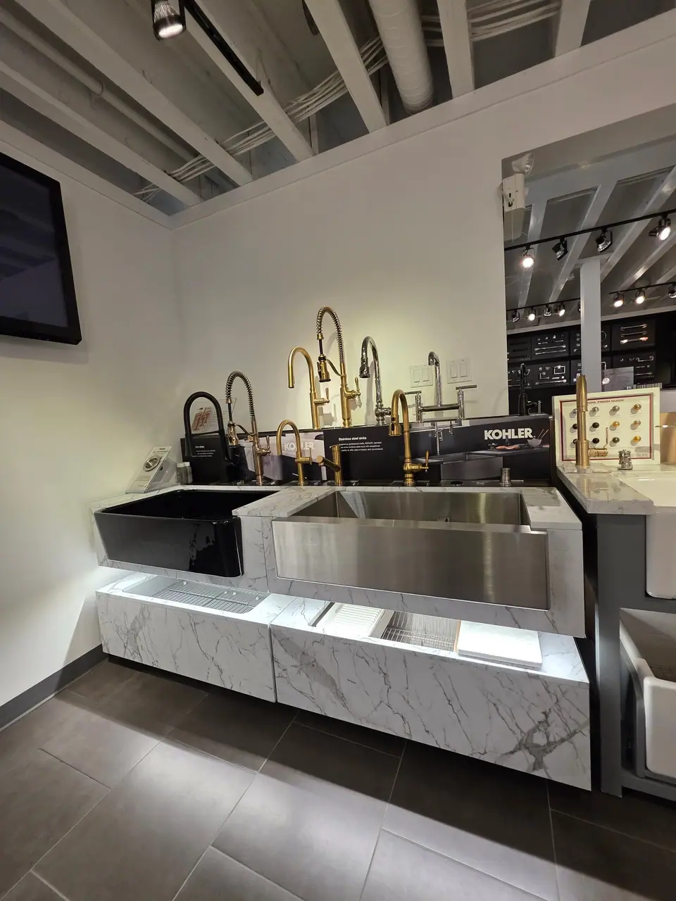 Showroom photo 104 of 153