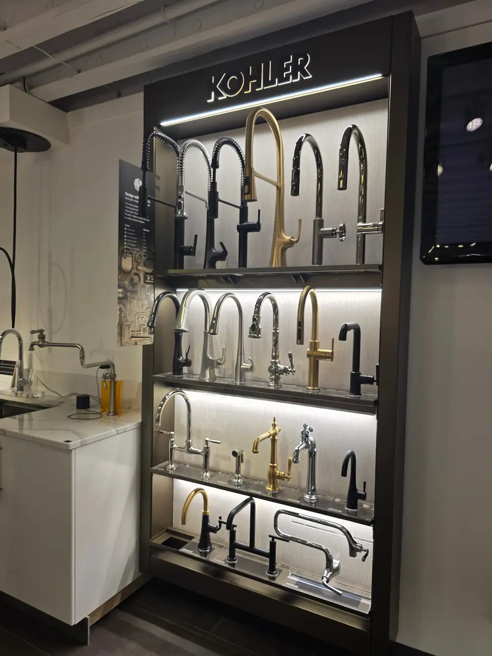 Showroom photo 112 of 153