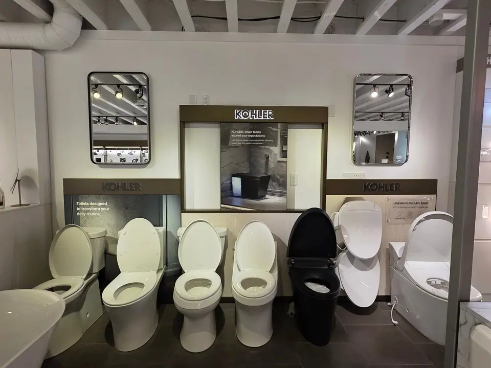 Toilets and bidet seats in a KOHLER fixture showroom