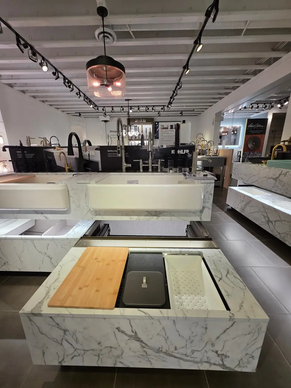 Showroom photo 130 of 153