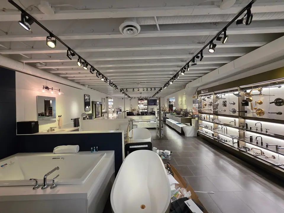 Showroom photo 143 of 153
